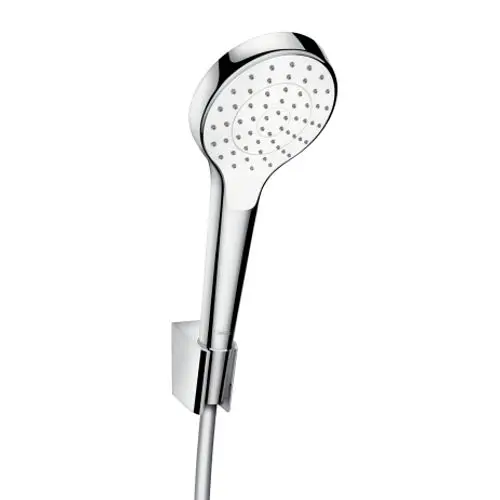 Hansgrohe Duschkopf mit spiralförmigen Düsen, montiert an einem Halter. Duschschlauch sichtbar, glänzende Oberfläche, einfacher Anschluss an die Wand.